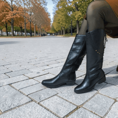 Bota Cano Longo em Couro Legítimo com Salto Bloco Baixo e Cadarço Traseiro -1590