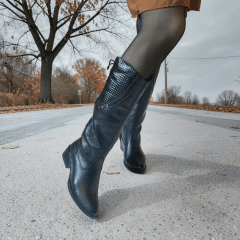 Bota Cano Longo em Couro Legítimo com Salto Bloco Baixo e Cadarço Traseiro -1590