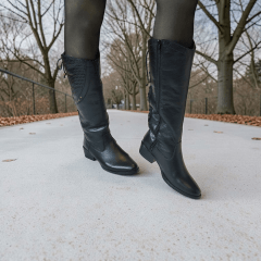 Bota Cano Longo em Couro Legítimo com Salto Bloco Baixo e Cadarço Traseiro -1590