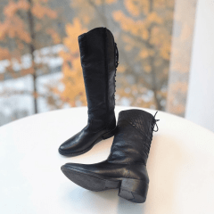 Bota Cano Longo em Couro Legítimo com Salto Bloco Baixo e Cadarço Traseiro -1590