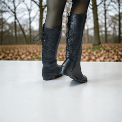 Bota Cano Longo em Couro Legítimo com Salto Bloco Baixo e Cadarço Traseiro -1590