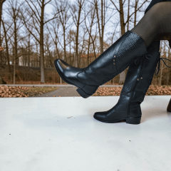 Bota Cano Longo em Couro Legítimo com Salto Bloco Baixo e Cadarço Traseiro -1590