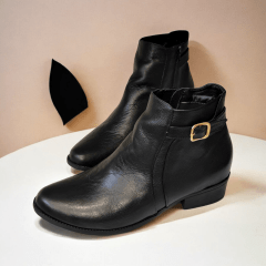 Bota em Couro Legitimo com Fivela e Recorte -4001