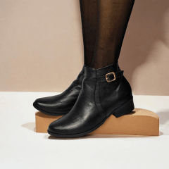 Bota em Couro Legitimo com Fivela e Recorte -4001
