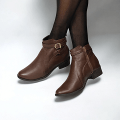 Bota Feminina em Couro Legítimo com Fivela e Zíper Lateral – Detalhe em X no Calcanhar-4002