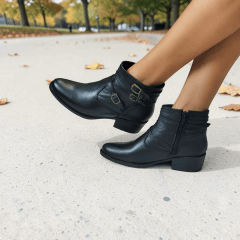 Coturno Feminino em Couro Legítimo com 4 Fivelas, Salto Bloco Confortável e Zíper Lateral - 1588