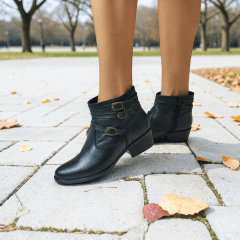 Coturno Feminino em Couro Legítimo com 4 Fivelas, Salto Bloco Confortável e Zíper Lateral - 1588