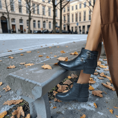 Coturno Feminino em Couro Legítimo com 4 Fivelas, Salto Bloco Confortável e Zíper Lateral - 1588