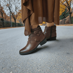 Coturno Feminino em Couro Legítimo com 4 Fivelas, Salto Bloco Confortável e Zíper Lateral - 1588