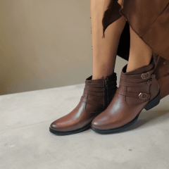Coturno Feminino em Couro Legítimo com 4 Fivelas, Salto Bloco Confortável e Zíper Lateral - 1588