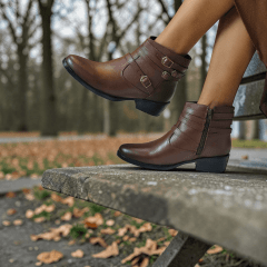 Coturno Feminino em Couro Legítimo com 4 Fivelas, Salto Bloco Confortável e Zíper Lateral - 1588