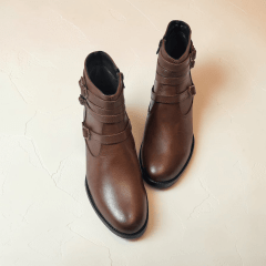 Coturno Feminino em Couro Legítimo com 4 Fivelas, Salto Bloco Confortável e Zíper Lateral - 1588