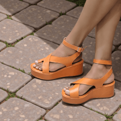 Anabela de Couro Legítimo com Design Cruzado e Fivela na Lateral -5155