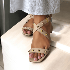 SANDALIA DE COURO COM SALTINHO E SPIKES - 5106