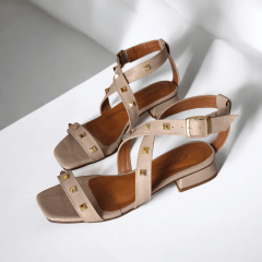 SANDALIA DE COURO COM SALTINHO E SPIKES - 5106