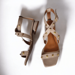 SANDALIA DE COURO COM SALTINHO E SPIKES - 5106