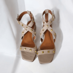 SANDALIA DE COURO COM SALTINHO E SPIKES - 5106