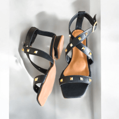SANDALIA DE COURO COM SALTINHO E SPIKES - 5106