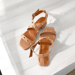 SANDALIA DE COURO COM SALTINHO E SPIKES - 5106