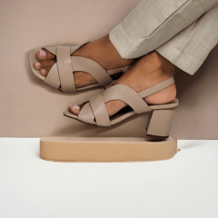 SANDÁLIA ELEGANTE EM COURO LEGÍTIMO COM SALTO BLOCO - 45522