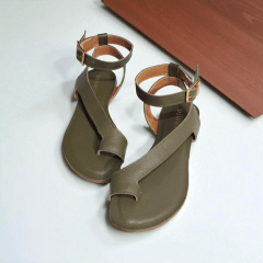 Sandália em Couro Legítimo com Dedinho e Fivela – Leve e Estilosa- 5135