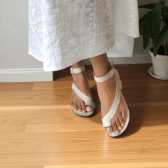 Sandália em Couro Legítimo com Dedinho e Fivela – Leve e Estilosa- 5135
