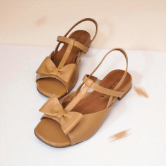Sandália Feminina com Saltinho Baixo Detalhe de Laço, Couro Legítimo e Elástico no Calce - 5134