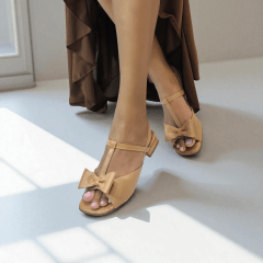 Sandália Feminina com Saltinho Baixo Detalhe de Laço, Couro Legítimo e Elástico no Calce - 5134