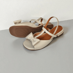Sandália Feminina com Saltinho Baixo Detalhe de Laço, Couro Legítimo e Elástico no Calce - 5134