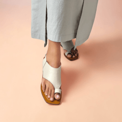 Sandália Rasteira em Couro Legítimo com Dedo e Velcro – Elegância e Conforto - 5183