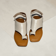 Sandália Rasteira em Couro Legítimo com Dedo e Velcro – Elegância e Conforto - 5183