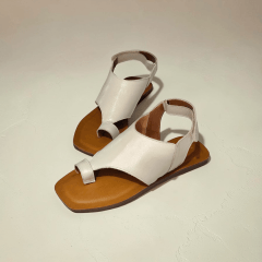 Sandália Rasteira em Couro Legítimo com Dedo e Velcro – Elegância e Conforto - 5183