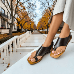 Sandália Rasteira em Couro Legítimo com Dedo e Velcro – Elegância e Conforto - 5183