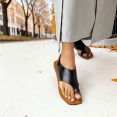 Sandália Rasteira em Couro Legítimo com Dedo e Velcro – Elegância e Conforto - 5183 Sandália Rasteira em Couro Legítimo com Dedo e Velcro – Elegância e Conforto - 5183